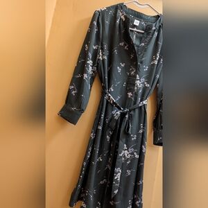 Women's Gap Floral Dress in sage green with light purple flowers, size small